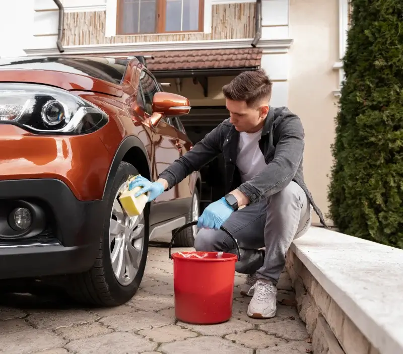 Lavage auto à domicile Villedieu : professionnel intervenant sur un véhicule